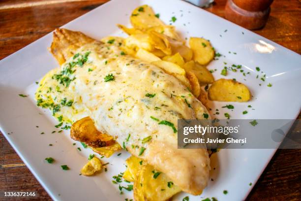 merluza con queso y papas a la española. - hake stock pictures, royalty-free photos & images