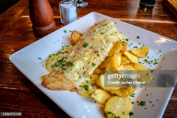 merluza con queso y papas a la española. - merluza bildbanksfoton och bilder