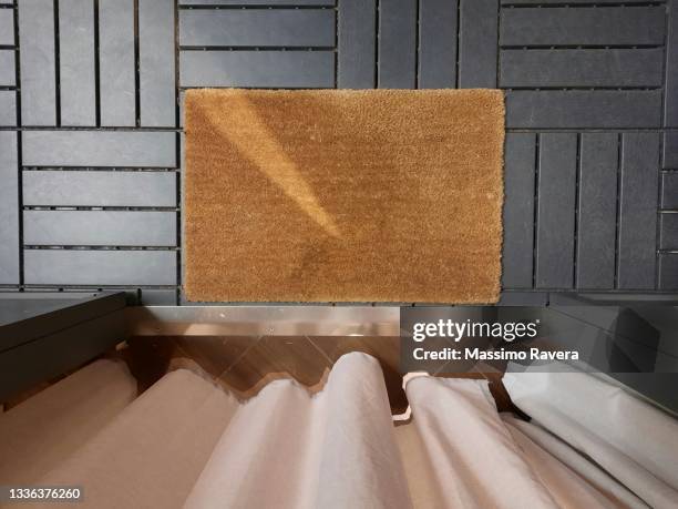 the door mat - alfombra puerta fotografías e imágenes de stock