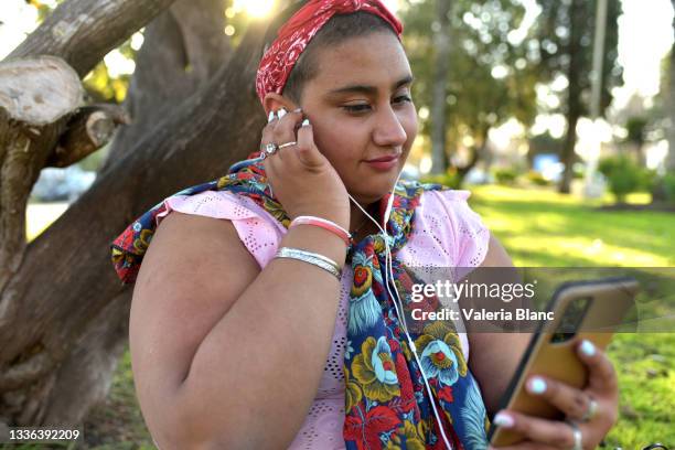 jeune femme avec la tablette numérique - chubby teenager photos et images de collection