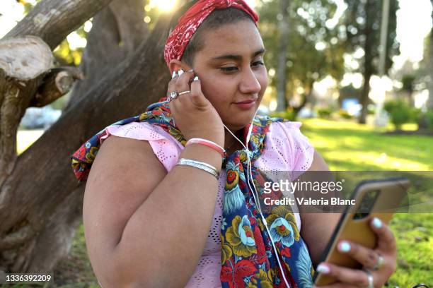 デジタルタブレットを持つ若い女性 - chubby teenager ストックフォトと画像