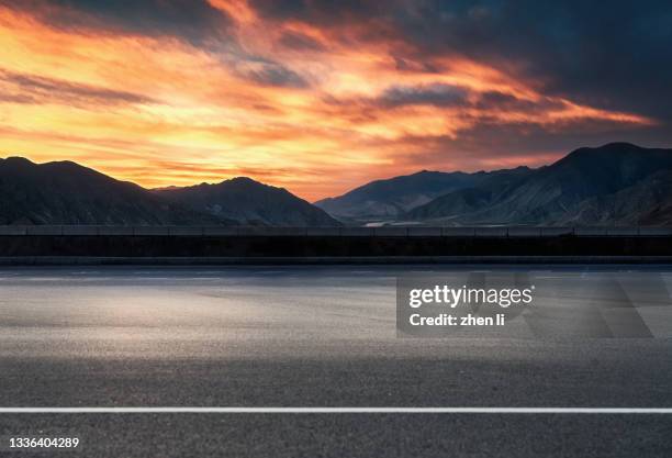 asphalt road on the plateau - borde de la carretera fotografías e imágenes de stock