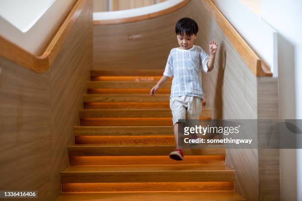 little boy down the stairs - carly simon signs copies of boys in the trees stockfoto's en -beelden
