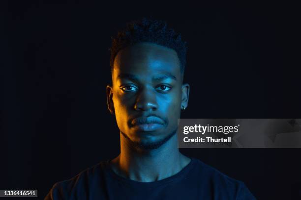 retrato del hombre australiano africano - ambiente dramático fotografías e imágenes de stock