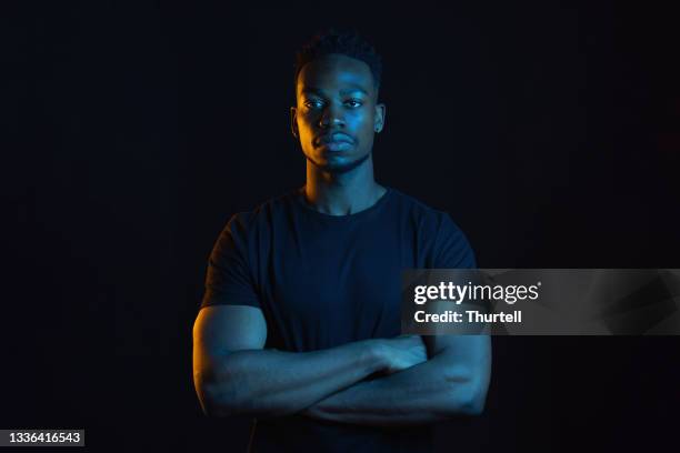 アフリカ系オーストラリア人男性の肖像 - ゲル効果 ストックフォトと画像