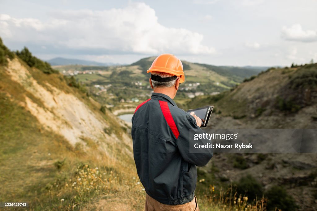 Senior männlicher Ingenieur Architekt verwendet Tablet für die Arbeit