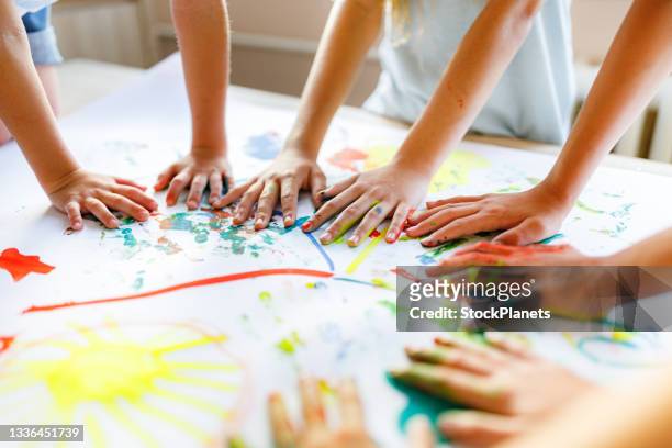 gruppe von kindern, die spaß mit den farben haben - nursery stock-fotos und bilder