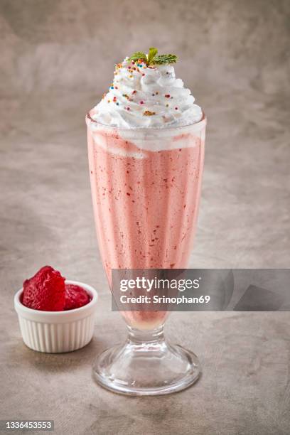 strawberry smoothies - strawberry smoothie stock pictures, royalty-free photos & images