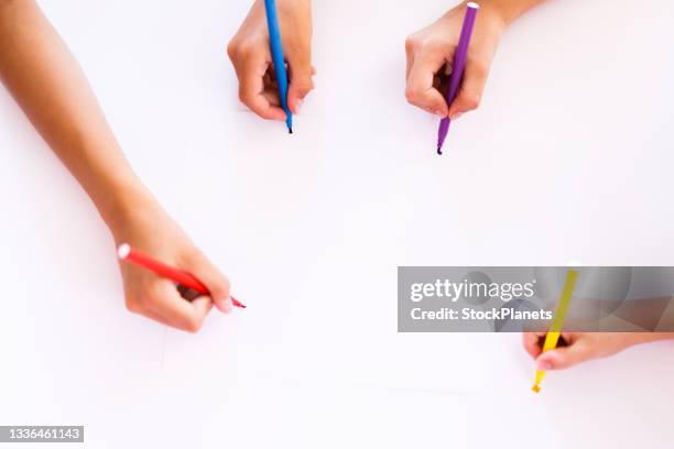 primer plano de los niños que dibujan bolígrafos de punta de fieltro - kid with markers fotografías e imágenes de stock