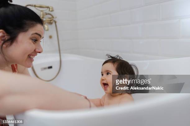 babywanne - mother and baby taking a bath stock-fotos und bilder