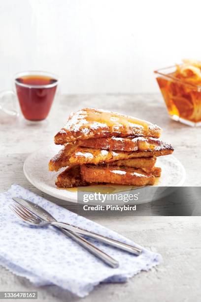 french toasts, french toast with honey syrup on white plate. - pain perdu stockfoto's en -beelden