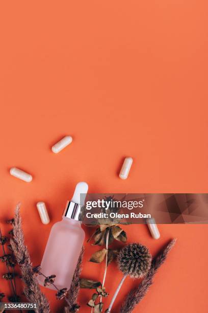 oil in a frosted glass jar with a pipette - flacon compte gouttes photos et images de collection