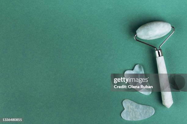 jade roller tool for facial acupuncture massage - verde jade imagens e fotografias de stock
