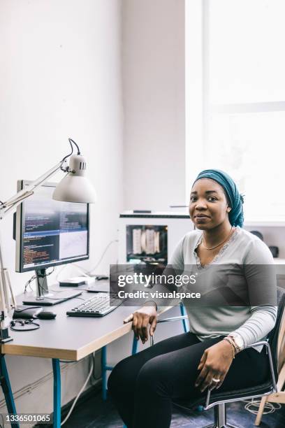 Programmer Vertical Screen Photos and Premium High Res Pictures - Getty ...