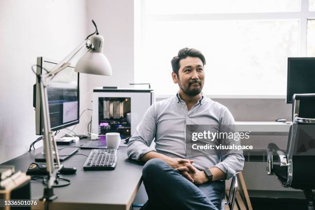 homme japonais candide dans le bureau - authenticity photos et images de collection