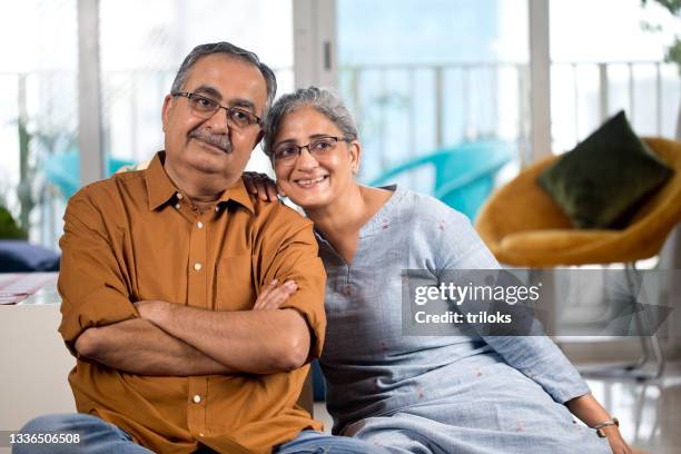 gioiosa coppia senior a casa - indian couple foto e immagini stock