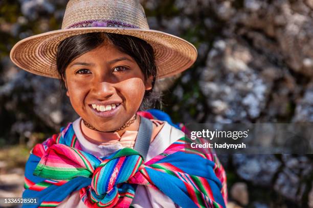 jeune femme aymara sur isla del sol, lac titicaca, bolivie - bolivia photos et images de collection