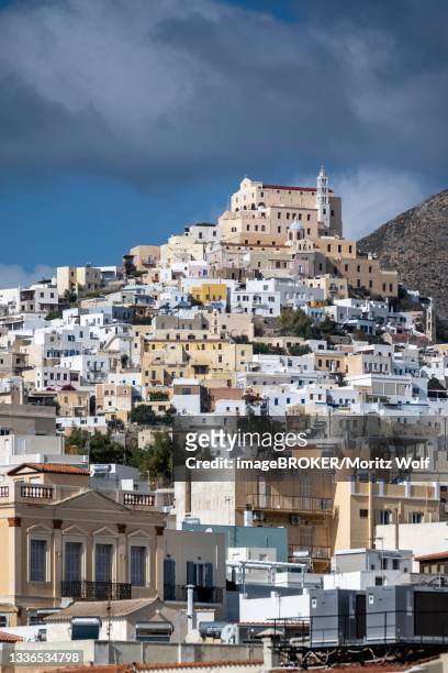 hill of ano syros with the catholic basilica of san giorgio, ermoupoli, syros, cyclades, greece - syros photos et images de collection