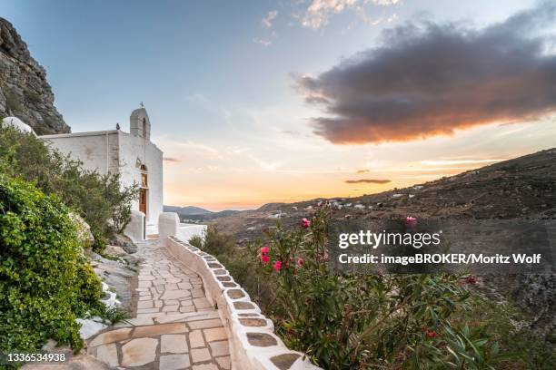 greek orthodox chapel at sunset, ano syros, syros, cyclades, greece - siros fotografías e imágenes de stock