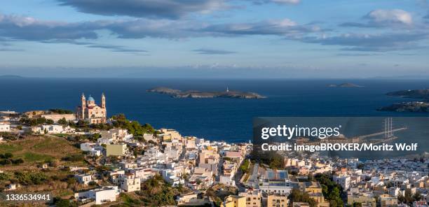 view from ano syros to the houses of ermoupoli with the anastasi church or church of the resurrection, evening light, view over the sea with the islands in front of ermoupoli, ano syros, syros, cyclades, greece - siros fotografías e imágenes de stock