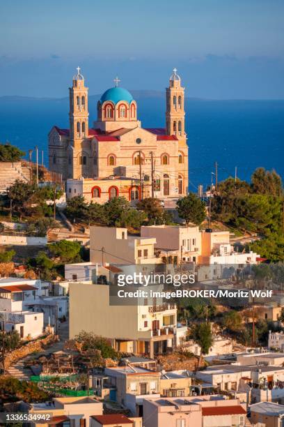 view from ano syros to the houses of ermoupoli with the anastasi church or church of the resurrection, evening light, ano syros, syros, cyclades, greece - syros photos et images de collection