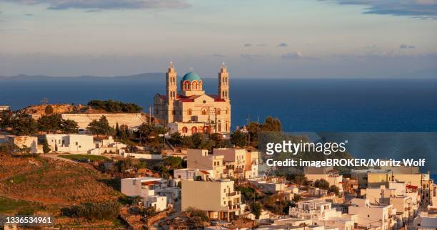 view from ano syros to the houses of ermoupoli with the anastasi church or church of the resurrection, evening light, ano syros, syros, cyclades, greece - syros photos et images de collection