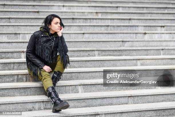 gestresste gothic-frau kann während der pandemie nicht mit menschen abhängen, die allein auf stufen sitzen - metalhead stock-fotos und bilder