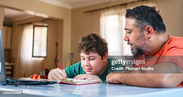 padre ayudando al hijo con la tarea en casa - chubby boy fotografías e imágenes de stock