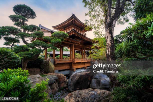 the pavilion of perfection in nan lian garden, diamondhill,hong kong - steingarten japanischer garten stock-fotos und bilder