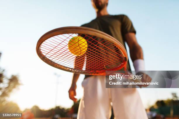 non hai bisogno di nient'altro per iniziare a giocare - racchetta da tennis foto e immagini stock