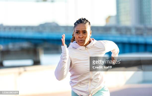 mulher afro-americana na orla da cidade, correndo - sprint - fotografias e filmes do acervo