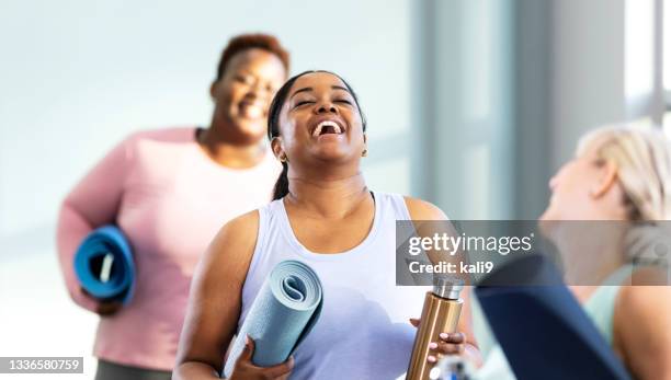 tres mujeres multiétnicas llegando a la clase de ejercicios - exercise class fotografías e imágenes de stock