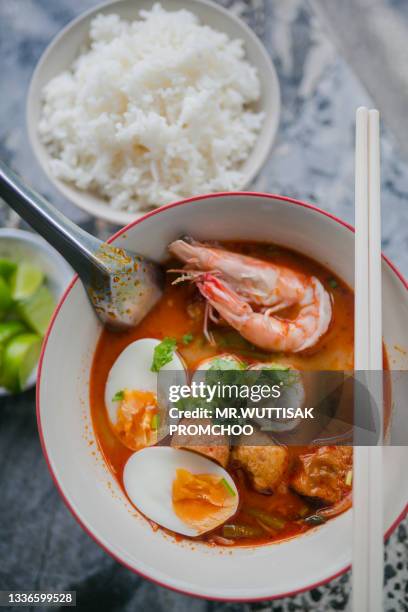 tom yum shrimp noodles. - tom yum suppe stock-fotos und bilder