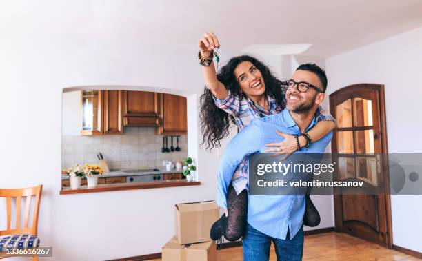 casal feliz se mudando para nova casa - house keys - fotografias e filmes do acervo