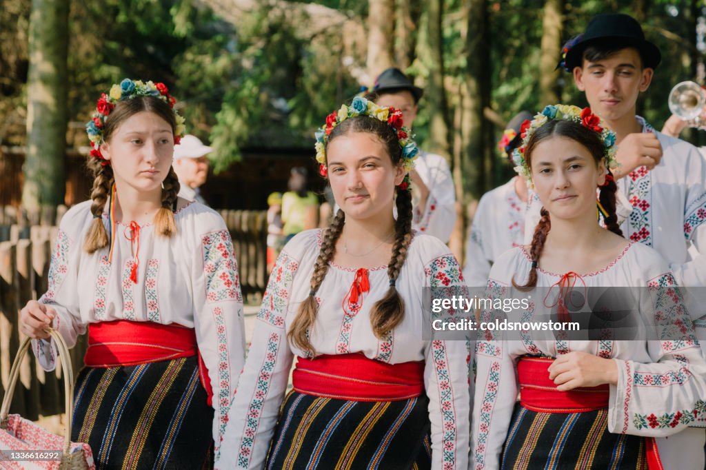 Danseurs Et Musiciens Roumains Portant Des Vêtements Traditionnels