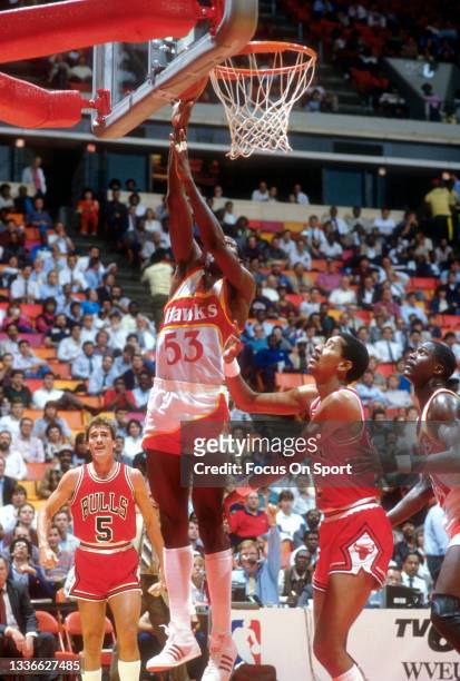 Cliff Levingston of the Atlanta Hawks shoots over George Gervin of the Chicago Bulls during an NBA basketball game circa 1985 at the Omni Coliseum in...