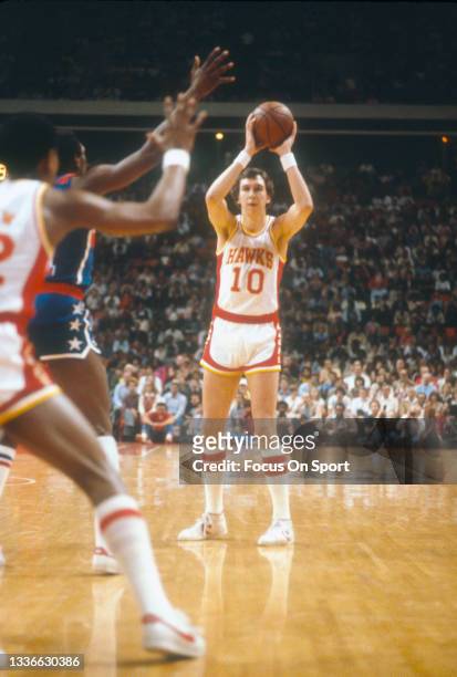Steve Hawes of the Atlanta Hawks looks to pass the ball against he Washington Bullets during an NBA basketball game circa 1978 at the Omni Coliseum...