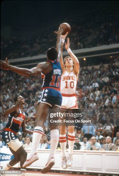 Steve Hawes of the Atlanta Hawks shoots over Elvins Hayes of the Washington Bullets during an NBA basketball game circa 1978 at the Omni Coliseum in...