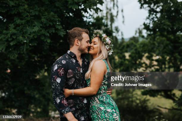 couple kissing together - people kissing bildbanksfoton och bilder