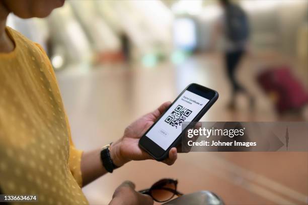 woman holding phone with qr code - 疫苗護照 個照片及�圖片檔