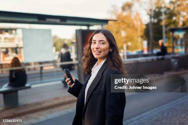 businesswoman looking at camera - looking to the camera stockfoto's en -beelden