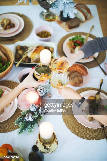 freunde feiern weihnachten zu hause - table dinner winter stock-fotos und bilder