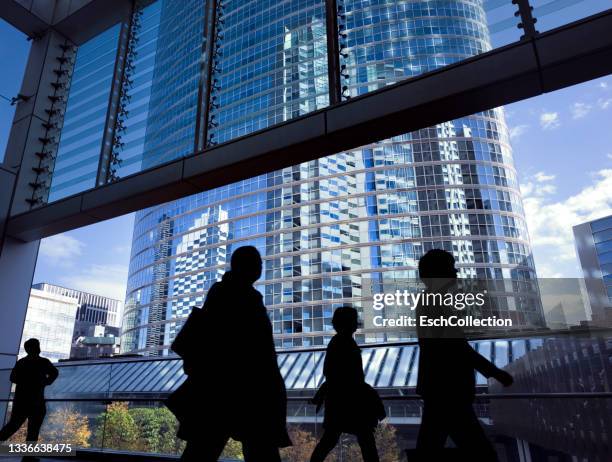 morning commute at shinagawa business district of tokyo, japan - commuter stock-fotos und bilder