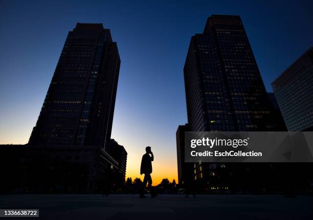 beautiful sunset at marunouchi business district of tokyo, japan - tokyo skyline sunset stock pictures, royalty-free photos & images