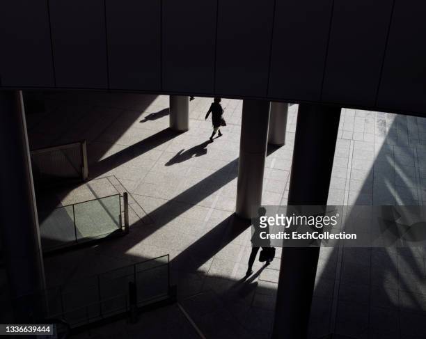 morning commute at modern business district in tokyo, japan - business man walking with a bag in asia stockfoto's en -beelden