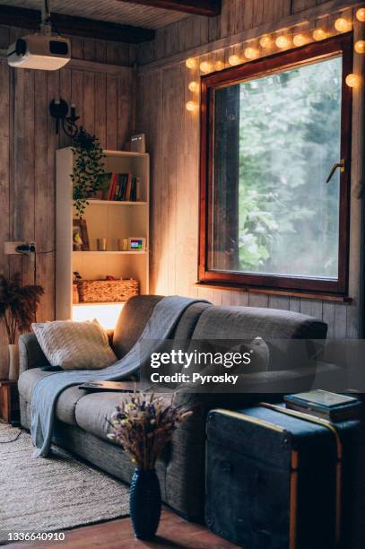 cozy home interior background with video projector - living projector stockfoto's en -beelden