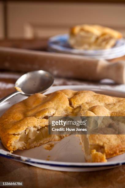 close up of a rustic apple pie in a home kitchen setting - apple pie stock pictures, royalty-free photos & images