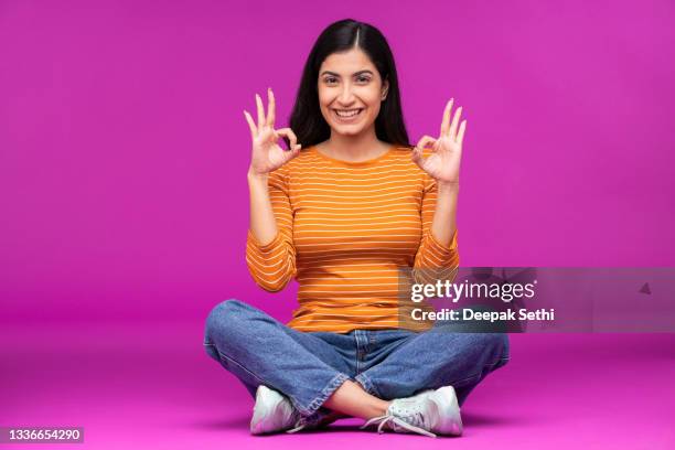 紫色の背景に若い女性 - okサイン　女性 ストックフォトと画像