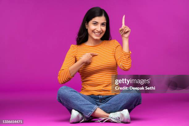 young woman on purple background - management student stock pictures, royalty-free photos & images