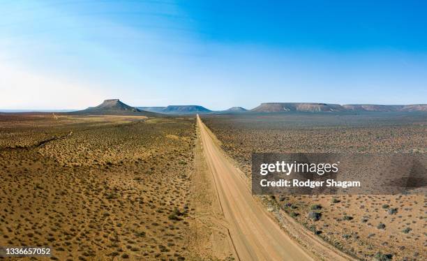 the road to infinity.  distant mountains. en route to midelpost - noorderlijke kaapprovincie stockfoto's en -beelden